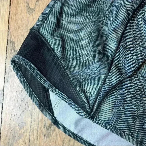 Lululemon Women’s Hotty Hot Low Rise Multi Colored Shorts Size 4 Tall - Picture 5 of 14
